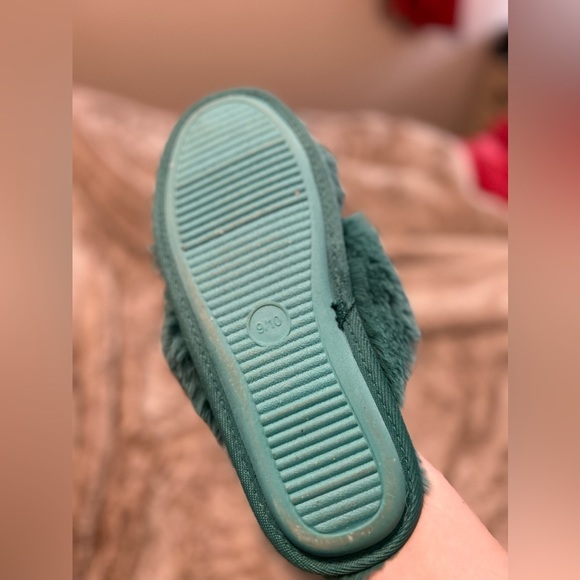 Slippers - Picture 2 of 6